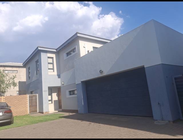 3 BEDROOM FREEHOLD FOR SALE IN RUA VISTA